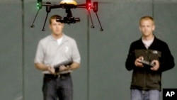 北达科他州学生在展览中操纵无人机（资料图）