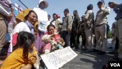 FILE: People in land dispute with Cambodian People’s Party’s tycoon senator Ly Yongphat protests in seek for solution from Prime Minister Hun Sen on February 14, 2017. (Aun Chhengpor/VOA Khmer)