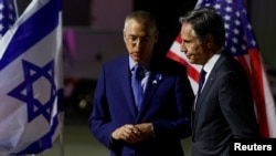 Američki državni sekretar Entoni Blinken sa američkim ambasadorom u Izraelu Džejkobom Luom, na aerodromu Ben Gurion kod Tel Aviva u Izraelu, 30. aprila 2024. (Foto: Reuters/Evelyn Hockstein)
