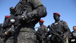 Sejumlah anggota kepolisian berjaga saat pawai di Denpasar, Bali, 15 Mei 2024. (Foto: Firdia Lisnawati)