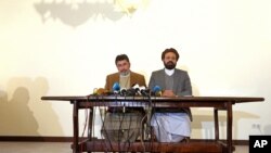 Amin Karim (phải), quan chức của nhóm Hezb-i-Islami, trao đổi với báo giới tại Kabul, Afghanistan, ngày 17 tháng 03 năm 2016.