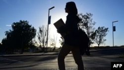 2016年3月23日加利福尼亚州林菲尔德基督教学校来自成都的中国学生周海伦前往校园合唱团练习