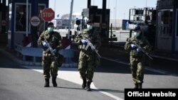 Pripadnici Vojske Srbije sa zaštitnim medicinskim maskama na licu i rukivaciama, na graničnom prelazu Batrovci, na granici sa Republikom Hrvatskom, nakon uvođenja vanrednog stanja u Srbiji zbog epidemije koronavirusa, Srbija, 16. marta 2020. (Foto: Ministarstvo odbrane Srbije)