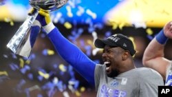 Igrač Los Aneđeles Remsa Von Miler drži trofej posle pobede nad Sinsinati Bengalsima u finalu NFL-a 13. februara 2022. u Inglvudu u Kaliforniji. Foto: AP