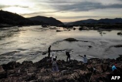 រូប​ឯកសារ៖ ទន្លេ​មេគង្គ​ដែល​ធ្លាប់​តែមាន​អនុភាព បាន​ថមថយ​មក​ត្រឹម​ជាផ្ទៃ​ទឹក​ដ៏​តូច​មួយ​នៅ​ភាគ​ខាង​ជើង​ប្រទេស​ថៃ ដូចមាន​បង្ហាញ​នៅ​ក្នុង​រូបថត​ថត​ឆ្នាំ​២០១៩​នេះ។