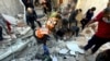 Warga Palestina mencari korban di lokasi reruntuhan rumah di kamp pengungsi Jabalia yang hancur akibat serangan Israel, di Jalur Gaza, pada 18 November 2023. (Foto: Reuters/Fadi Alwhidi)