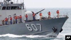 FILE - In this file photo taken May 4, 2019, Taiwan Marinir Taiwan memberi hormat kepada Presiden Taiwan Tsai Ing-wen selama latihan anti-terorisme lepas pantai di New Taipei City, Taiwan. (Foto: AP)