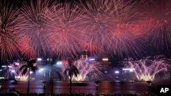 资料照：2017年10月1日在香港维多利亚港湾的国庆烟花