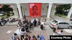 Aksi Solidaritas Wartawan untuk Udin saat meluncurkan simbol perjuangan ungkap kasus terbunuhnya wartawan Fuad Muhammad Safruddin atau Udin, di kompleks DPRD Yogyakarta. (Foto: Dok)