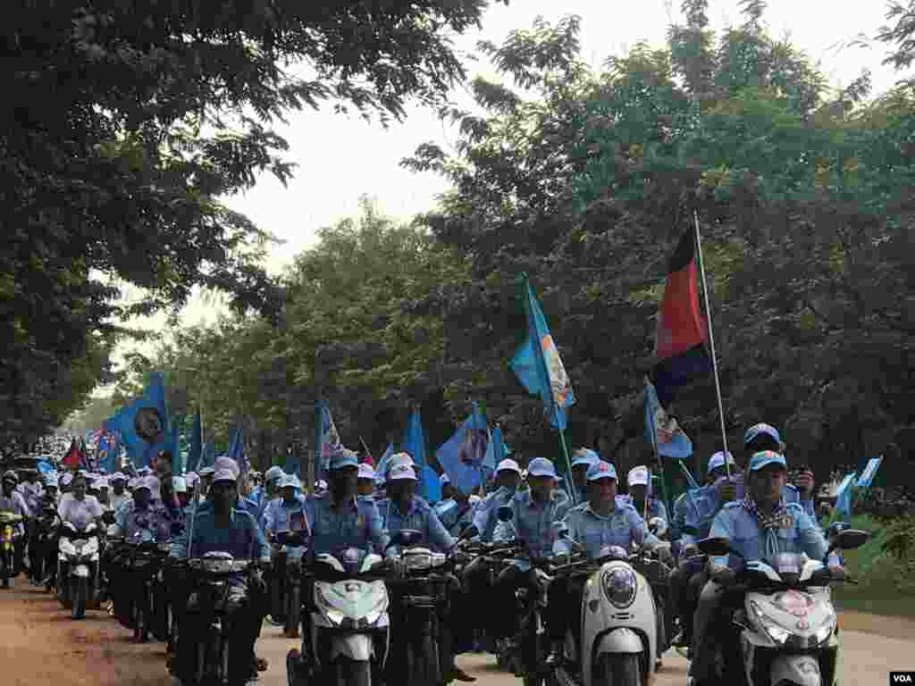 សកម្មភាព​នៃ​ការដង្ហែក្បួន​ឃោសនា​នៅ​ថ្ងៃទី ២៧ ខែកក្កដា ឆ្នាំ២០១៨​របស់​គណបក្ស​ប្រជាជន​កម្ពុជា​នៅ​តាម​ដង​ផ្លូវ​នានា​ក្នុង​ក្រុង​សៀមរាប ខេត្តសៀមរាប។ (ធីតា វីន/VOA)