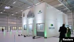 "BioNtainers" di pabrik perusahaan BioNTech di Marburg, Jerman, 11 Februari 2022. (REUTERS/Fabian Bimmer/File Photo).
