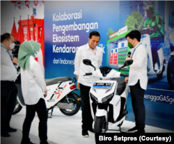 Presiden Jokowi dalam acara kolaborasi Pengembangan Ekosistem Kendaraan Listrik di Jakarta, Selasa (22/2). (Foto: Biro Setpres)
