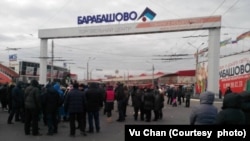 Trung tâm thương mại Barabashova (Chợ Barabashova) ở Kharkiv, miền đông Ukraine, nơi tập trung rất nhiều người Việt Nam buôn bán, kinh doanh tại đây. Ảnh: Vũ Chân.