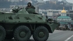 Ukraine yêu cầu người dân chế bom xăng trong lúc chờ Nga tấn công - Bản tin VOA Ukraine yêu cầu người dân chế bom xăng trong lúc chờ Nga tấn công - Bản tin VOA