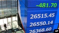 Papan stok elektronik di aula konferensi di Tokyo, Jepang, Selasa, 22 Februari 2022. (AP/Koji Sasahara)