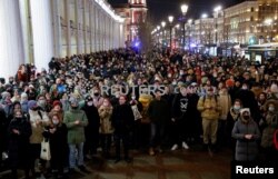 Masyarakat menghadiri protes anti-perang, setelah Presiden Rusia Vladimir Putin mengizinkan operasi militer di Ukraina, di Saint Petersburg, Rusia, 24 Februari 2022. (Foto: Reuters)