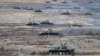 Arhiva - Tenkovi napreduju tokom rusko-beloruske vojne vežbe na poligonu Obuz-Lesnovski, u Belorusiji, 19. februara 2022.