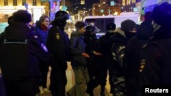 在俄罗斯对乌克兰发动军事行动后，在莫斯科的一次反战抗议期间，警察拘捕一人。(2022年2月24日)