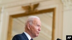 Presiden AS Joe Biden berbicara mengenai situasi terkini di Ukraina di Gedung Putih, Washington, pada 22 Februari 2022. (Foto: AP/Alex Brandon)