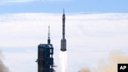 2021年6月17日星期四,长征二号F遥十二运载火箭载着神舟12号飞船在酒泉卫星发射中心发射升空。