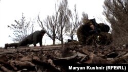 在乌克兰报道战争的记者受到迫击炮的袭击（2022年2月19日）