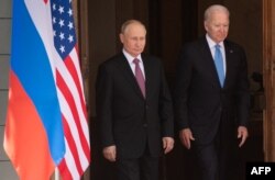 Presiden AS Joe Biden (kanan) dan Presiden Rusia Vladimir Putin tiba untuk pertemuan puncak AS-Rusia di Villa La Grange di Jenewa pada tahun 2021. (Foto: AFP)