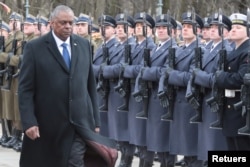 美国防部长奥斯汀在波兰华沙的欢迎仪式上。（2022年2月18日）