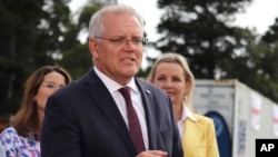 Perdana Menteri Australia Scott Morrison berbicara kepada para wartawan dalam kunjungannya ke Tasmania, pada 22 Februari 2022. (Foto: AAP Image via AP/Ethan James)