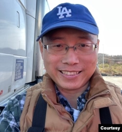 在美国驾驶大卡车快四年的“老司机”王虎在路途中。 (照片由本人提供)