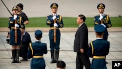 中国国家主席习近平在北京天安门广场举行的仪式上走向人民英雄纪念碑。习近平等中国领导人在烈士纪念日送了花篮(2017年9月30日)