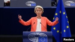 Presiden Komisi Eropa Ursula von der Leyen menyampaikan pidato di hadapan anggota parlemen Eropa di Strasbourg, Prancis, pada 13 September 2023. (Foto: Reuters/Yves Herman)