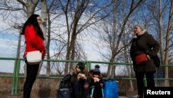 Izbeglice iz Ukrajine čekaju na granici sa Mađarskom da pređu u tu zemlju