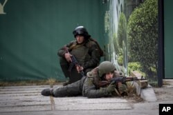 Ukrajinski borci na poziciji u Kijevu, 25. februara 2022.