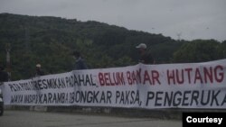 Aksi demo Masyarakat Adat Danau Poso (MADP) mengkritik peresmian PLTA Poso yang menimbulkan dampak terendamnya areal persawahan di pinggiran Danau Poso. Jumat (25/2/2021) (Foto:MADP).