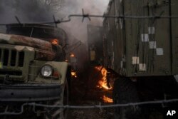 Sebuah fasilitas militer Ukraina yang rusak setelah penembakan Rusia di luar Mariupol, Ukraina, Kamis, 24 Februari 2022. (Foto: AP)