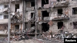 ARHIVA - Zgrada u predgrađu Kijeva pogođena ruskom raketom (Foto: Reuters TV)