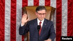 众议院议长迈克·约翰逊2025年1月3日宣誓连任。