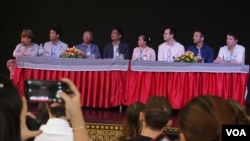 FILE: Eight panelists sitting on the stage during a press conference of Bangsokol at the National Museum, Phnom Penh, Cambodia, July 13, 2017. (Rithy Kimheng/ VOA Khmer)