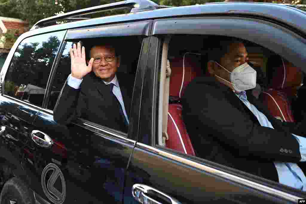 លោក កឹម សុខា អតីត​មេដឹកនាំ​គណបក្ស​សង្គ្រោះជាតិ​ដែល​ត្រូវ​បាន​តុលាការ​រំលាយ កំពុង​ជិះ​រថយន្ដ​ធ្វើ​ដំណើរ​ទៅ​កាន់​សាលា​រាជធានី​ភ្នំពេញ​ដើម្បី​ចូលរួម​សវនាការ​កាត់​ក្ដី​លោក​ពី​បទ​ក្បត់ជាតិ​ រាជធានី​ភ្នំពេញ ថ្ងៃទី១៩ ខែមករា ឆ្នាំ២០២២។ (TANG CHHIN Sothy / AFP) 