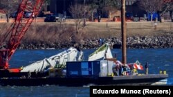 Vađenje delova oluipine aviona Amerikan erlajnsa iz reke Potomak, 4. februar 2025. (REUTERS/Eduardo Munoz)