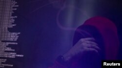 资料照片：在2019年7月8日拍摄的这张插图照片中，计算机显示器上映出的“黑客”。（路透社照片）