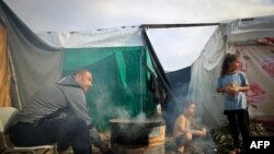 Warga Palestina yang melarikan diri dari wilayah utara Gaza, tinggal di tenda buatan di Khan Younis, di selatan Jalur Gaza, pada 15 November 2023, di tengah gempuran pasukan Israel yang terus berlangsung. (Foto: AFP/Mahmud Hams)