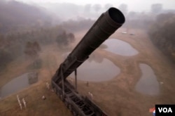 북한 내 비공개 장소에 신형 대륙간탄도미사일(ICBM) 화성-19형 시험발사를 위해 이동식발사대(TEL)가 세워져 있다. (사진출처: 조선중앙통신)