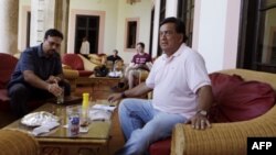Cựu Thống đốc bang New Mexico Bill Richardson (phải) ngồi trong khách sạn sau một cuộc họp báo ở Havana, Cuba