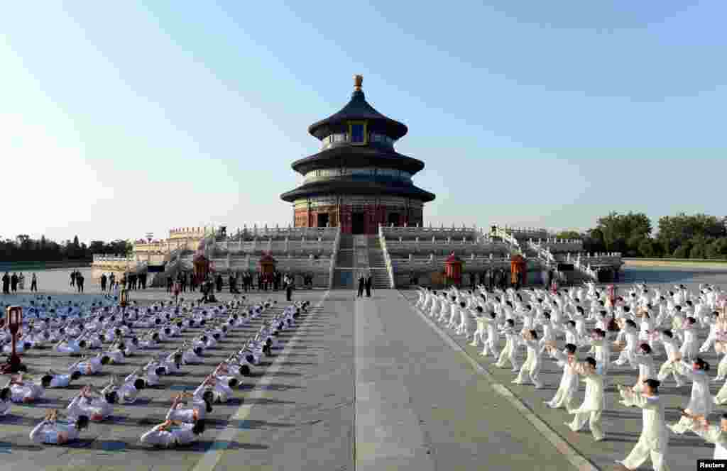 中国总理李克强和印度总理莫迪参加了2015年5月15日在北京天坛公园举行的太极和瑜伽活动。祈年殿下的广场上,左侧瑜伽操,右侧太极拳。莫迪最近说:“瑜伽可以让人进入安宁、有创意和令人满足的生活,可以展示如何缓解紧张和焦虑。”在他的倡导下,联合国于2014年宣布每年的6月21日为国际瑜伽日。