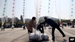 North Korean defectors prepare to release balloons carrying leaflets condemning North Korean leader Kim Jong Un and his government's policies, in Paju, near the border with North Korea, South Korea, Oct. 10, 2014. 