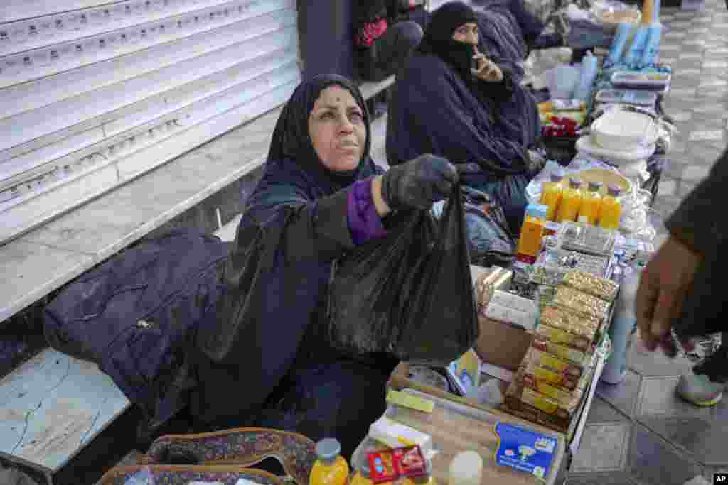 د عراق په بصره کې د سړک د غاړې توکي خرڅوونکې