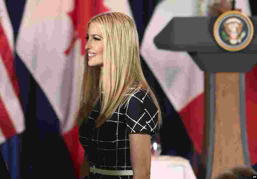 在阿根廷布宜诺斯艾利斯举行的20国集团峰会期间,特朗普总统的助手伊万卡·特朗普在美国、墨西哥和加拿大贸易协定签字仪式上(2018年11月30日)