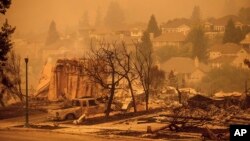 គេហដ្ឋានបានរងការដុតបំផ្លាញដោយសារភ្លើងឆេះព្រៃនៅតំបន់ទីប្រជុំជន Skyhawk ក្នុងទីក្រុង Santa Rosa រដ្ឋ California កាលពីថ្ងៃទី ២៨ ខែកញ្ញា ឆ្នាំ២០២០។