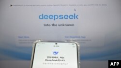 တောင်ကိုရီးယားနိုင်ငံ၊ ဂိုယမ်မြို့က ပြည်သူတွေကြည့်နိုင်တဲ့ ရုပ်သံဖန်သားပြင်တွေမှာ တရုတ်ကုမ္ပဏီပိုင် DeepSeek ဉာဏ်ရည်တုနည်းပညာပလေးကေးရှင်းနဲ့ ဝဘ်ဆိုက်စာမျက်နှာတွေကို ပြသထားပုံ။ (ဖေဖေါ်ဝါရီ ၁၇၊ ၂၀၂၅)